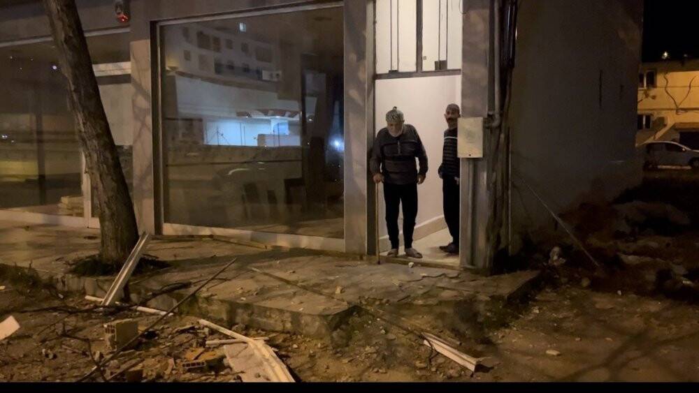 Şiddetli lodos 3 katlı binanın çatısını uçurdu