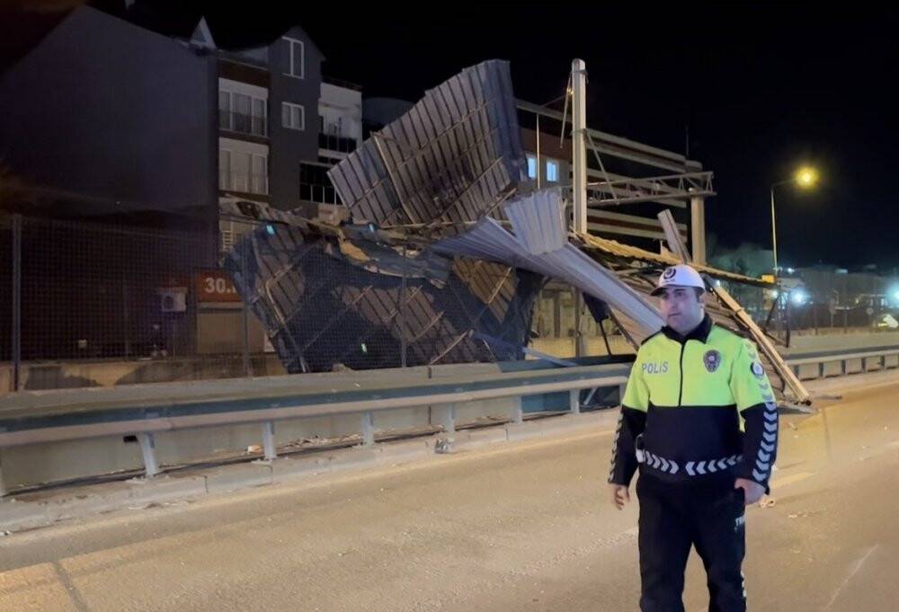 Şiddetli lodos 3 katlı binanın çatısını uçurdu