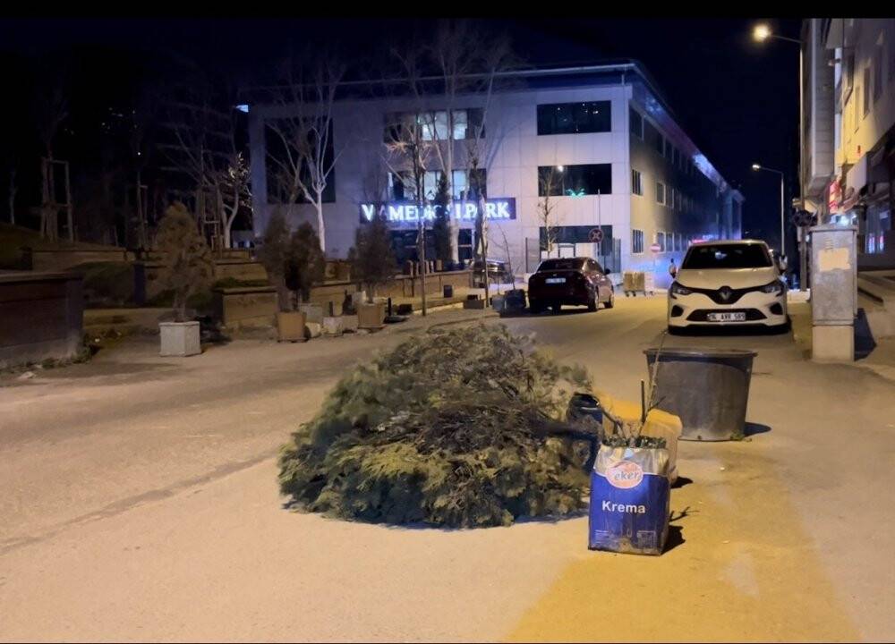 Şiddetli lodos 3 katlı binanın çatısını uçurdu