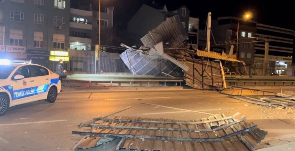 Şiddetli lodos 3 katlı binanın çatısını uçurdu