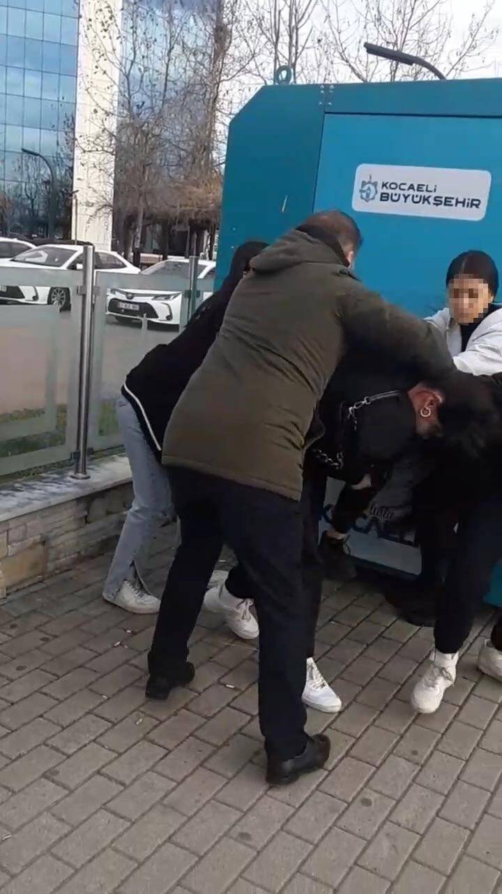 Liseli kızların kavgasında  şok cihazı