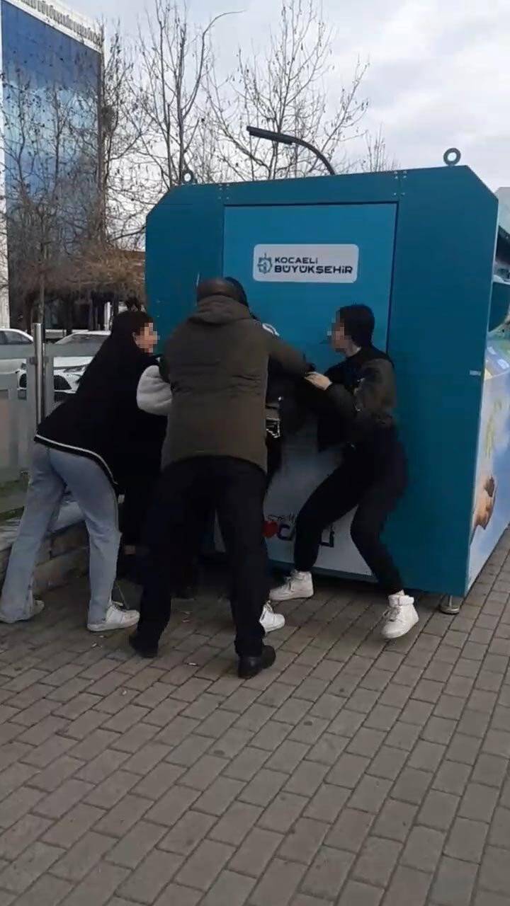 Liseli kızların kavgasında  şok cihazı