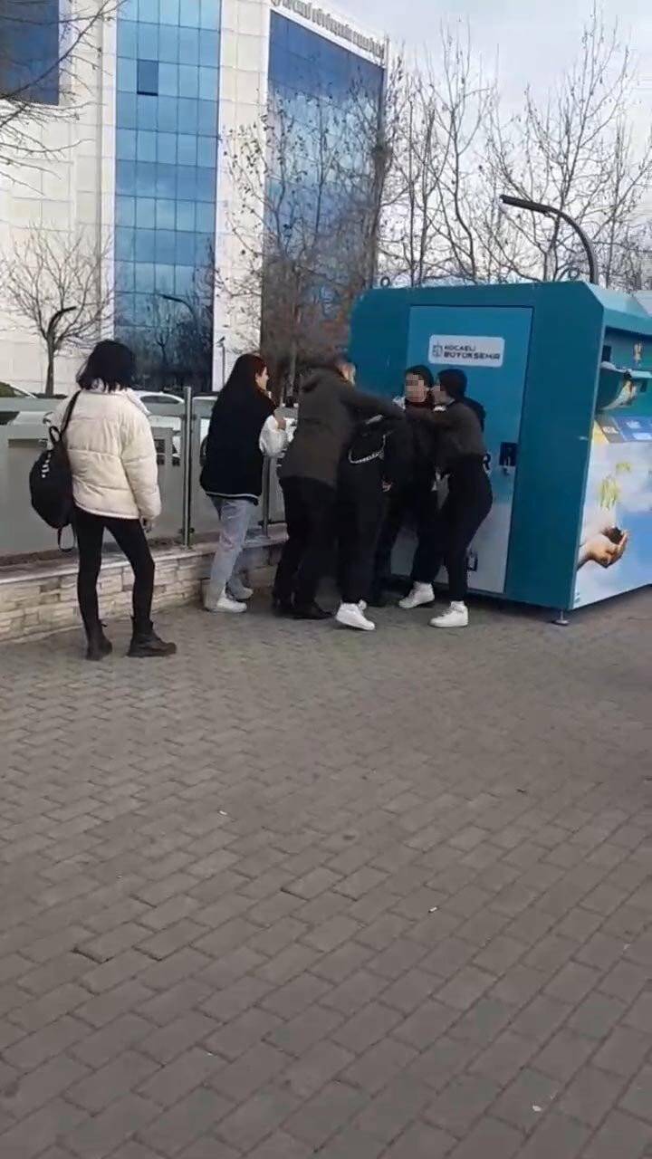 Liseli kızların kavgasında  şok cihazı