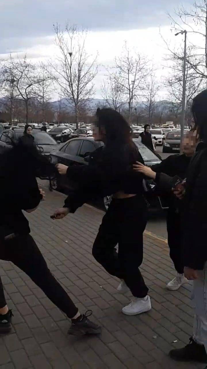 Liseli kızların kavgasında  şok cihazı