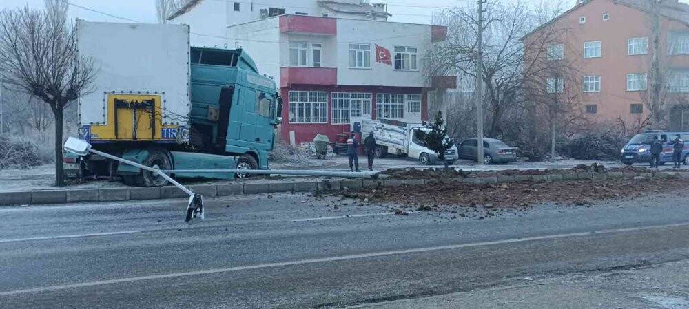 Makas kıran tır trafiği kilitledi, direği söktü
