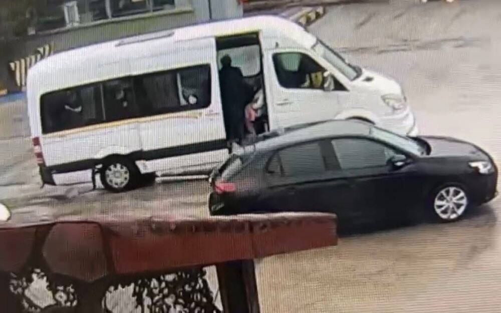 Servis şoförü aracı durdurup öğrencileri tokatladı