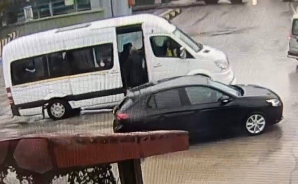 Servis şoförü aracı durdurup öğrencileri tokatladı