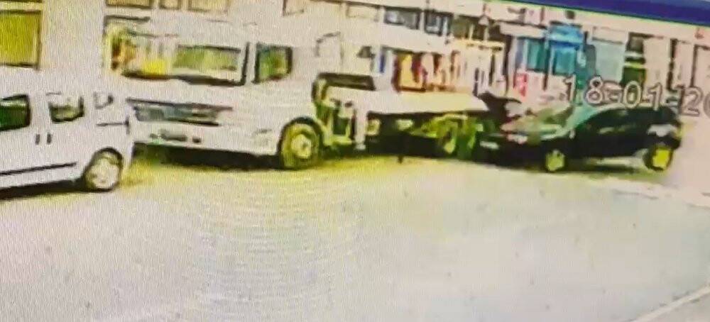 Seyir halindeki aracın çarptığı kişi hayatını kaybetti