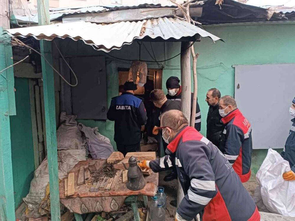 Kötü koku ihbarı üzerine gidildi: Çöp ev çıktı