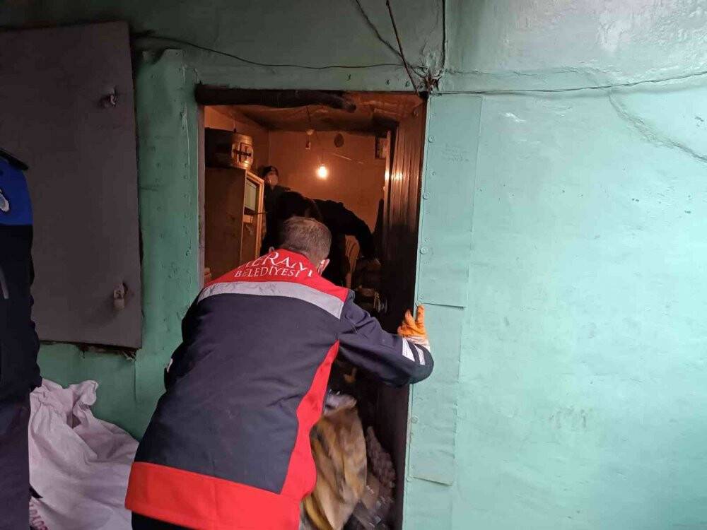 Kötü koku ihbarı üzerine gidildi: Çöp ev çıktı