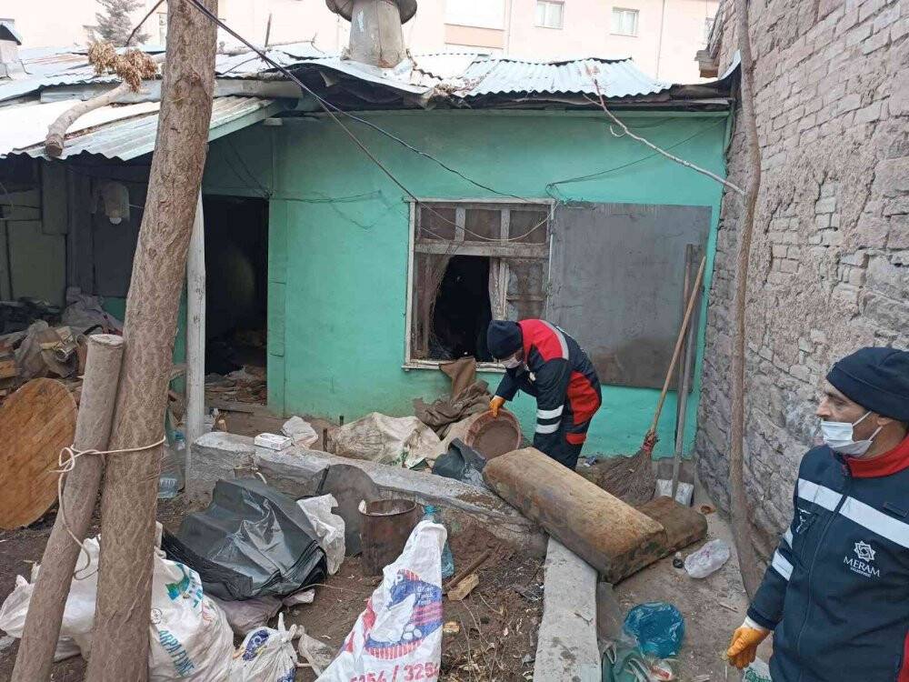 Kötü koku ihbarı üzerine gidildi: Çöp ev çıktı