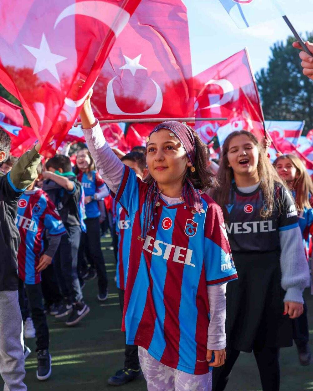 Ağaoğlu, öğrencilere 10 bin forma hediye etti