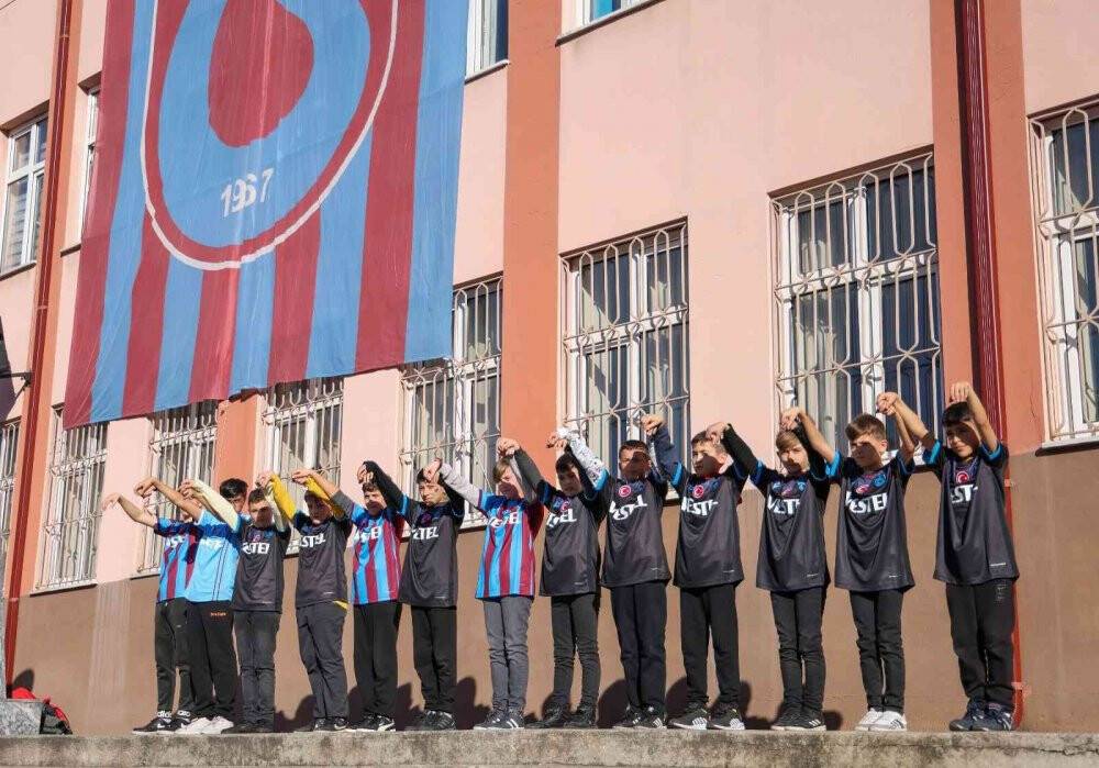 Ağaoğlu, öğrencilere 10 bin forma hediye etti