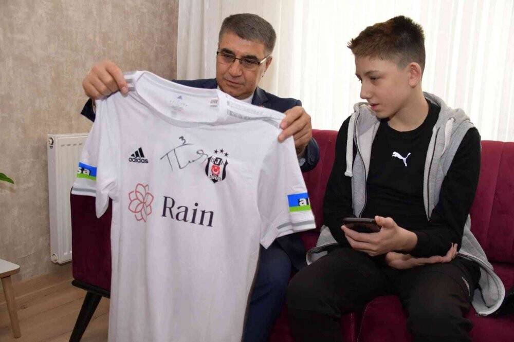 Beşiktaşlı Tayyip Talha’dan sürpriz karne hediyesi