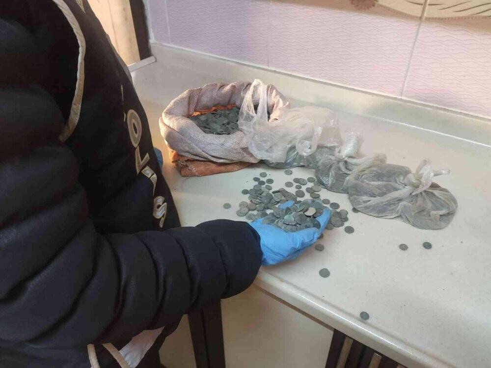 Konya’da polisin baskın yaptığı iş yerinden binlerce sikke ele geçirildi