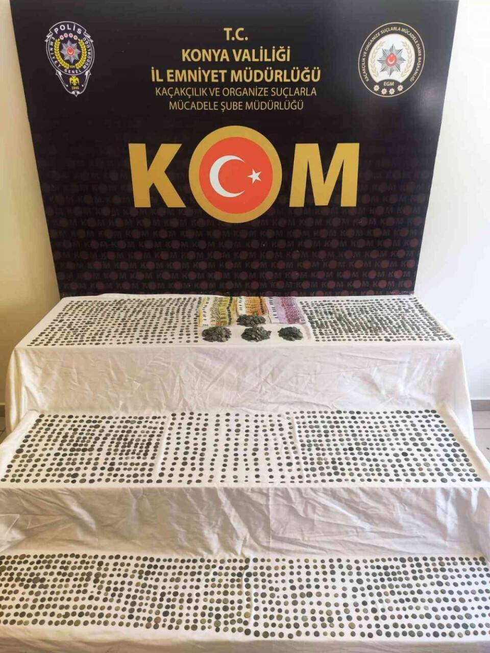 Konya’da polisin baskın yaptığı iş yerinden binlerce sikke ele geçirildi