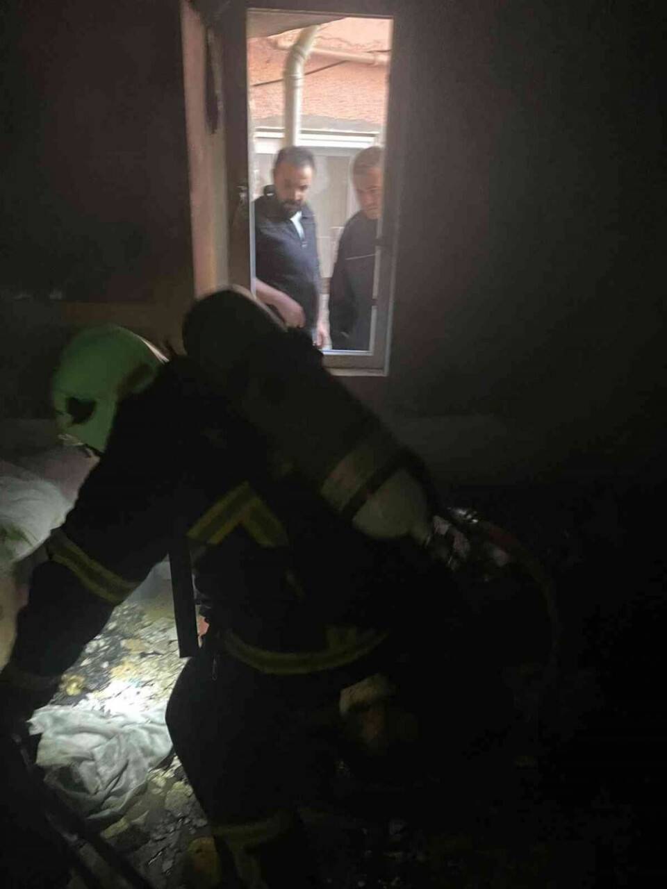 Soba bacasından dökülen kurum yangına sebep oldu