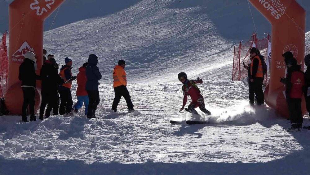 Gençler ve Büyükler Dağ Kayağı Türkiye Şampiyonası  yapıldı