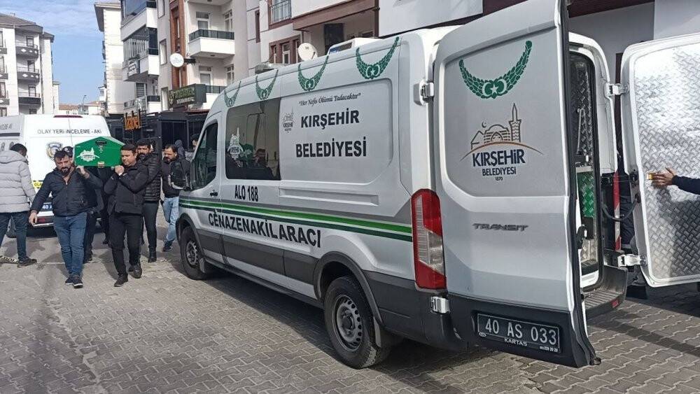 Önce boşanma aşamasındaki eşini 10 kurşunla öldürdü sonra intihar etti