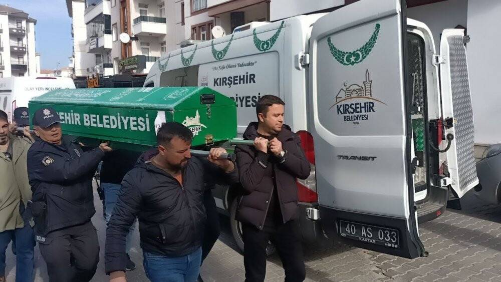 Önce boşanma aşamasındaki eşini 10 kurşunla öldürdü sonra intihar etti