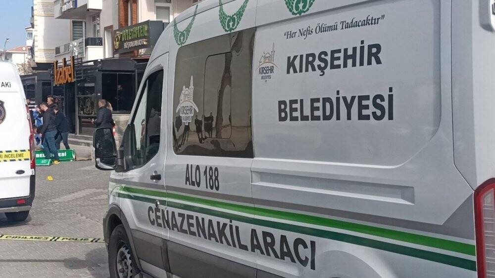 Önce boşanma aşamasındaki eşini 10 kurşunla öldürdü sonra intihar etti