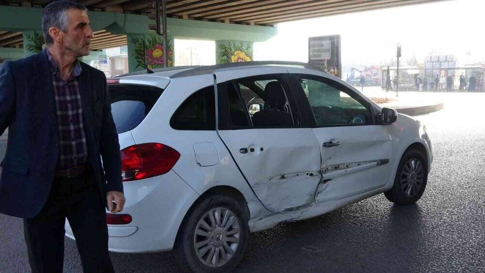 Otomobiller çarpıştı: 4 yaralı