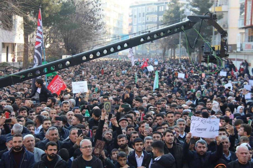 Batman’da binlerce kişi İsveç’te Kur’an-ı Kerim’in yakılmasını protesto etti