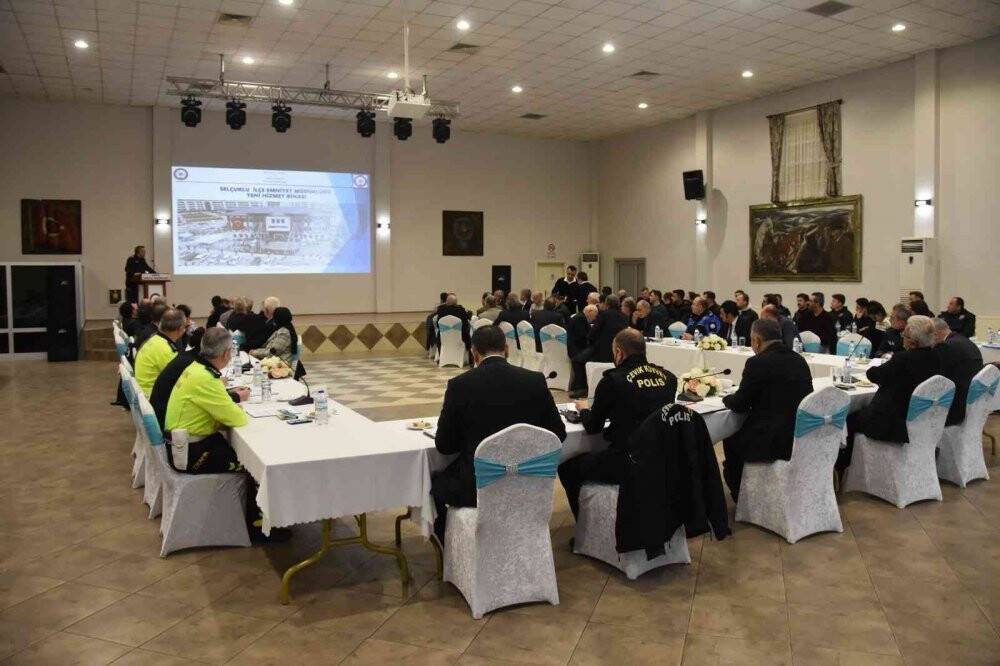 İl Emniyet Müdürü Dinç muhtarlarla buluştu