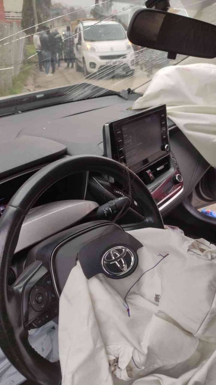 Minibüs ile otomobil kafa kafaya çarpıştı: 4 yaralı