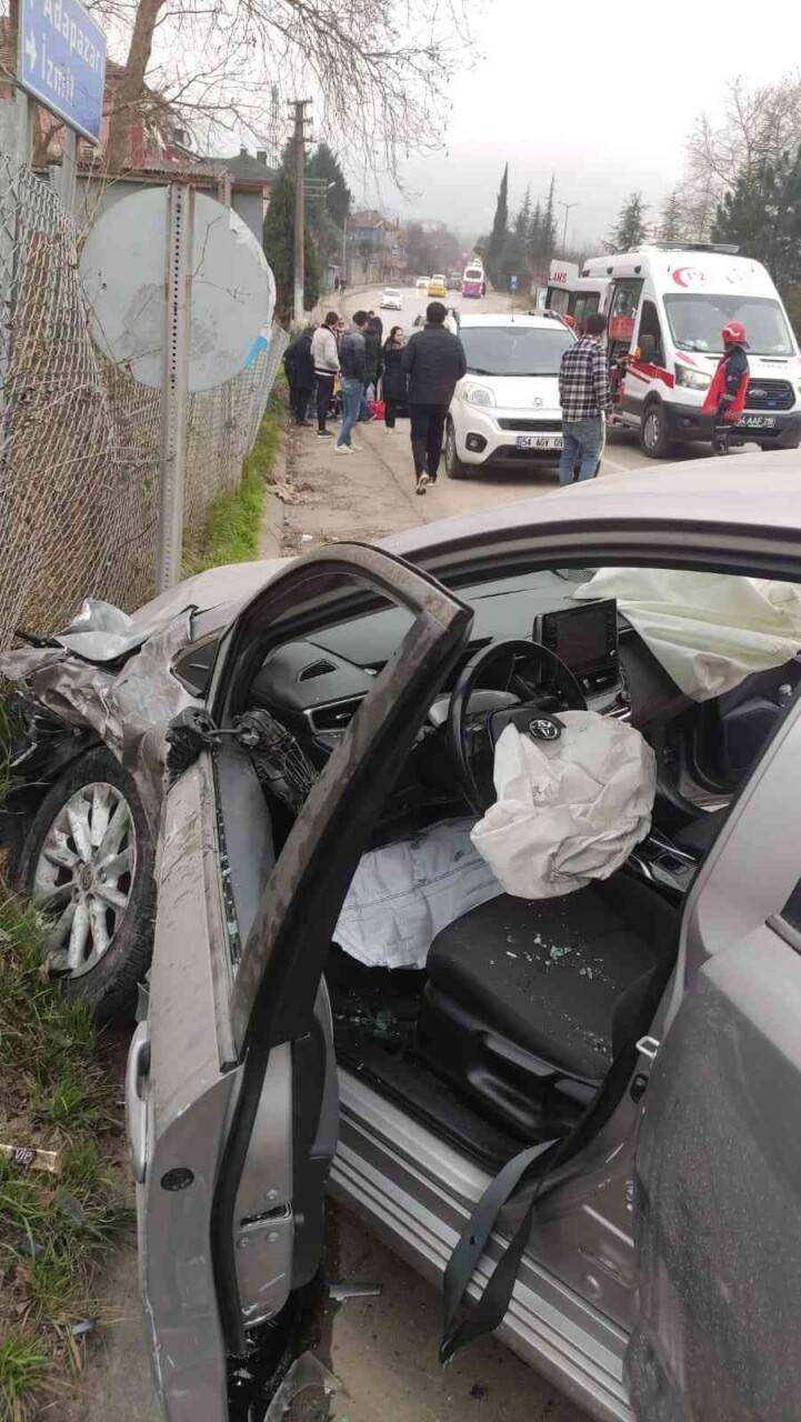 Minibüs ile otomobil kafa kafaya çarpıştı: 4 yaralı