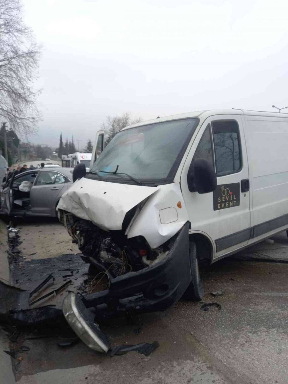 Minibüs ile otomobil kafa kafaya çarpıştı: 4 yaralı