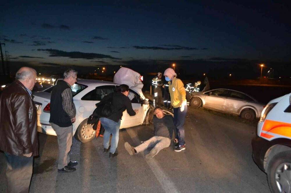 Otomobiller kafa kafaya çarpıştı: 1 ölü, 3 yaralı