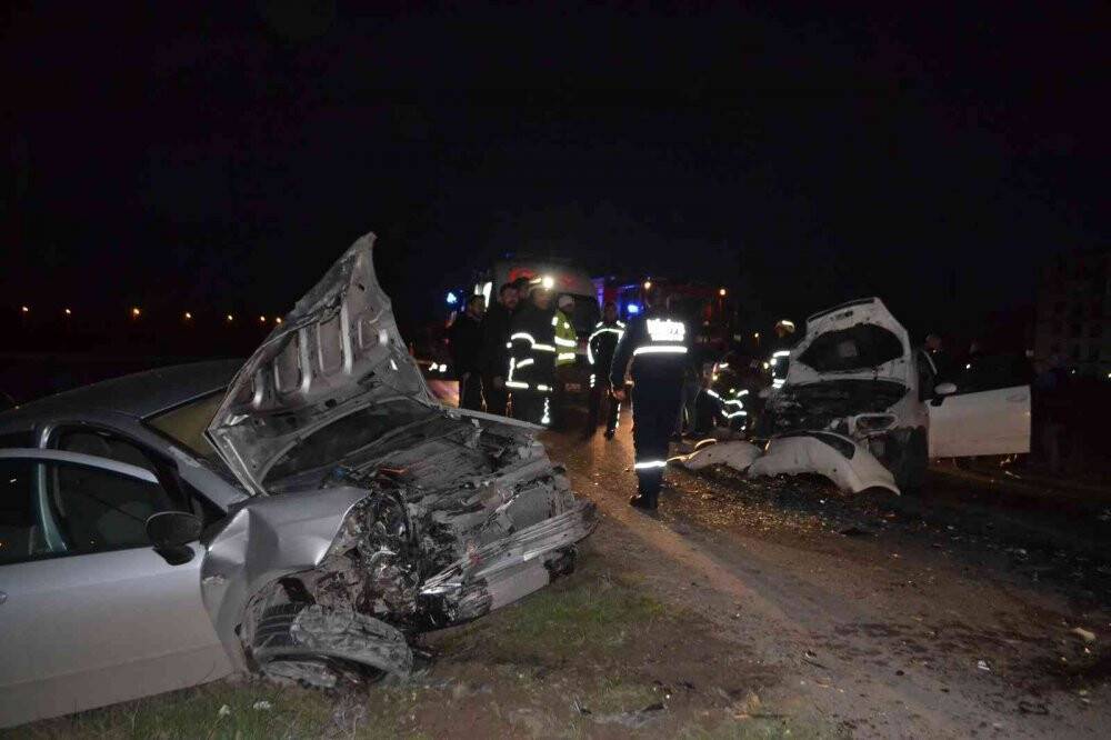 Otomobiller kafa kafaya çarpıştı: 1 ölü, 3 yaralı