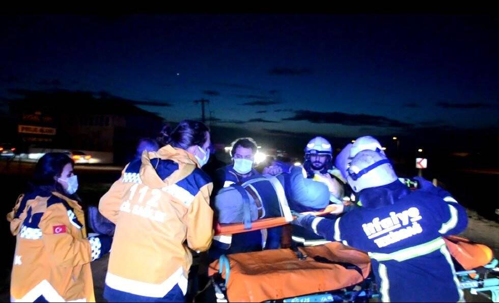 Otomobiller kafa kafaya çarpıştı: 1 ölü, 3 yaralı