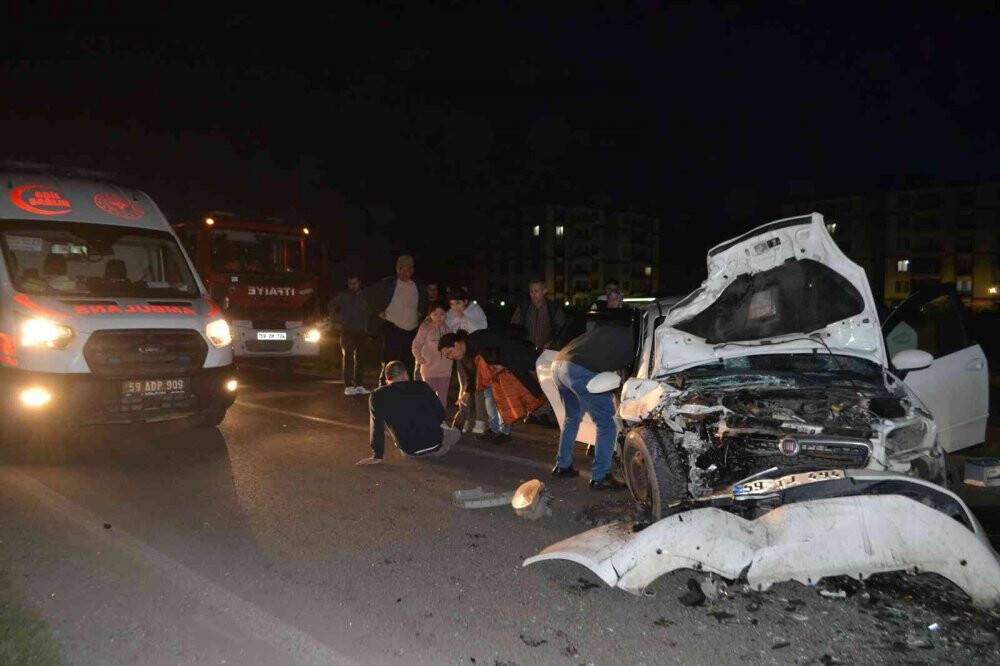 Otomobiller kafa kafaya çarpıştı: 1 ölü, 3 yaralı