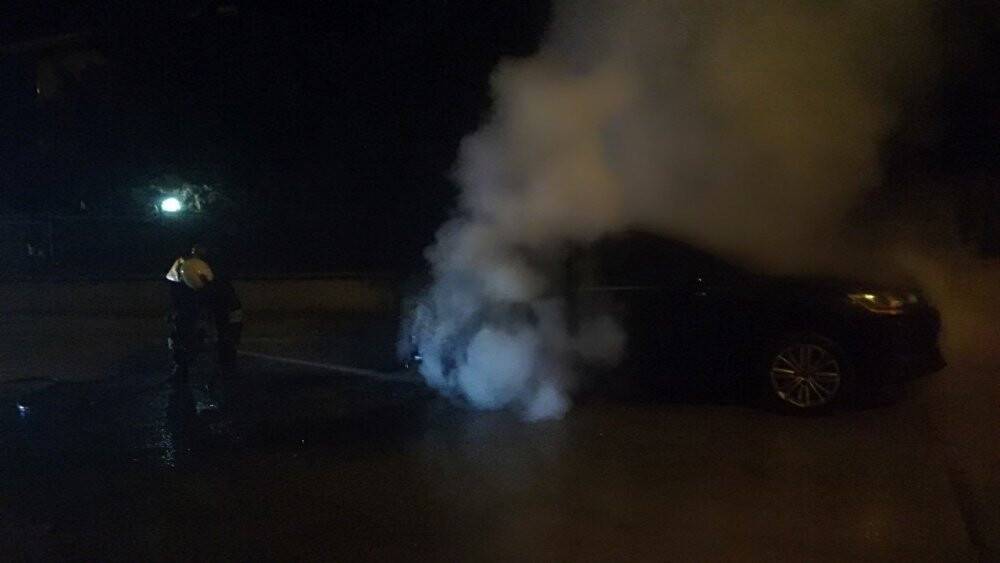 Park halindeki otomobil alev alev yandı