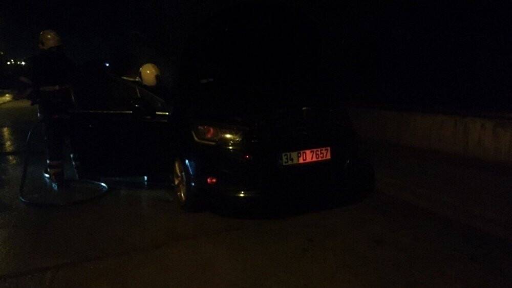 Park halindeki otomobil alev alev yandı