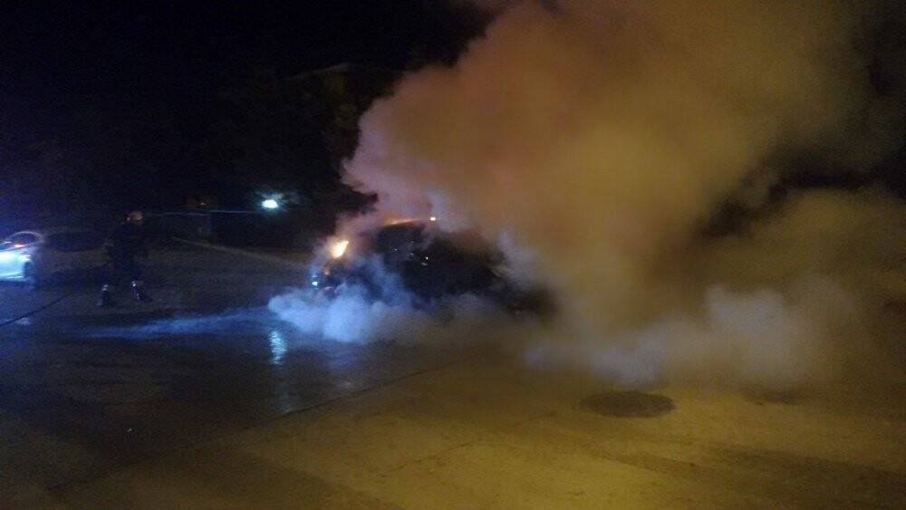 Park halindeki otomobil alev alev yandı