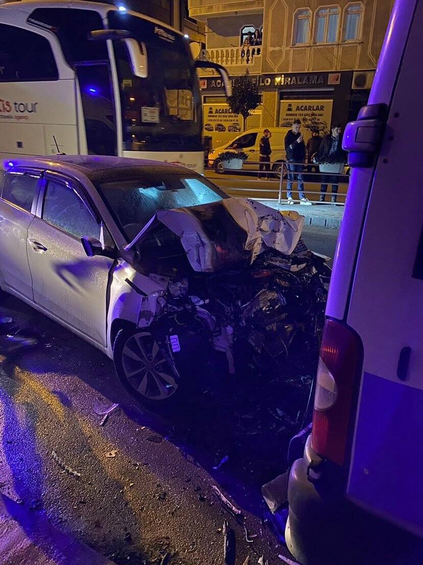 4 araçlı zincirleme kaza: Peş peşe çarpıştılar