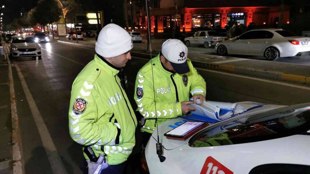 Aksaray'da trafik ekipleri karma denetimle göz açtırmıyor