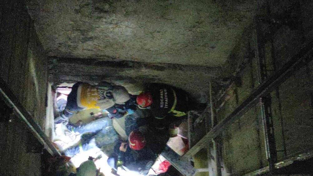 Genç inşaat işçisi asansör boşluğuna düşerek yaralandı