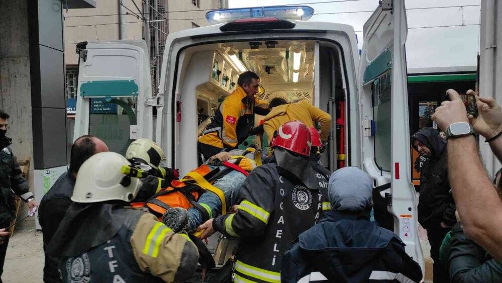 Genç inşaat işçisi asansör boşluğuna düşerek yaralandı