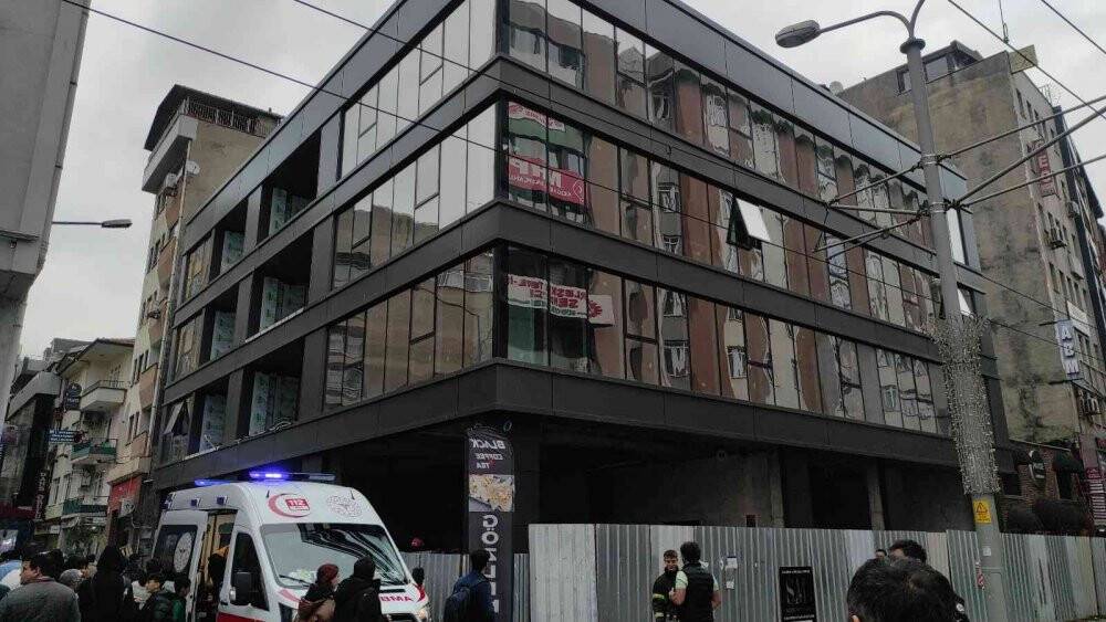 Genç inşaat işçisi asansör boşluğuna düşerek yaralandı