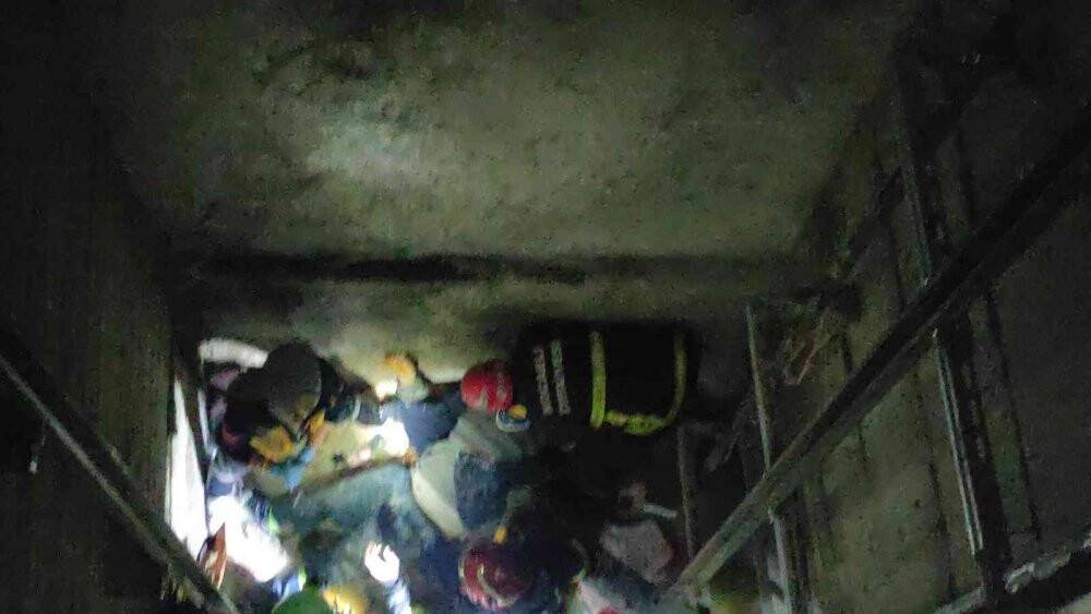 Genç inşaat işçisi asansör boşluğuna düşerek yaralandı