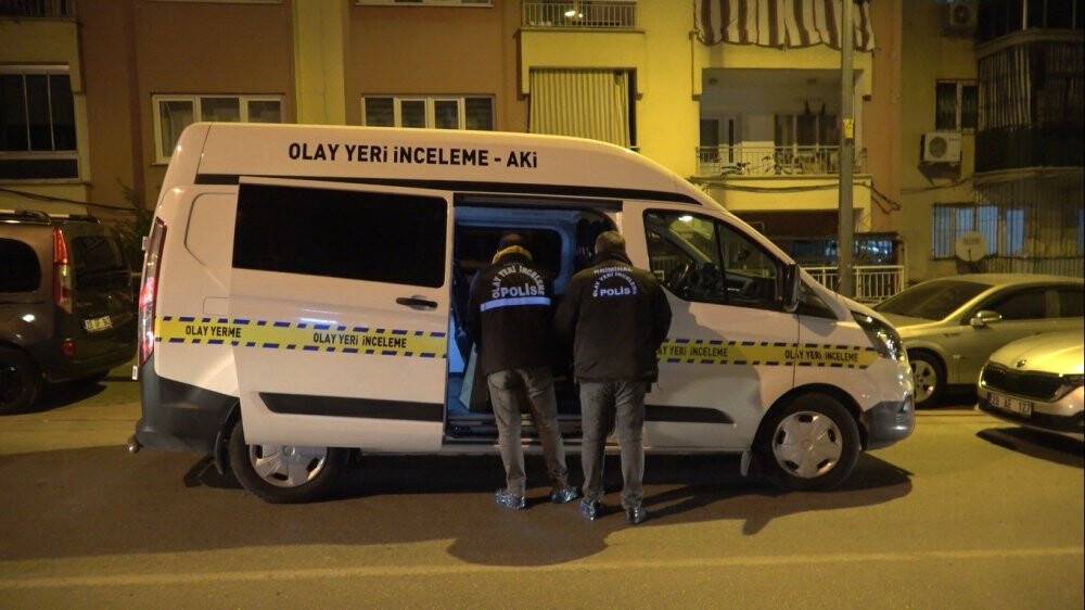 Karısını önce eşarpla boğmaya çalıştı, sonra bıçakla boğazını kesti