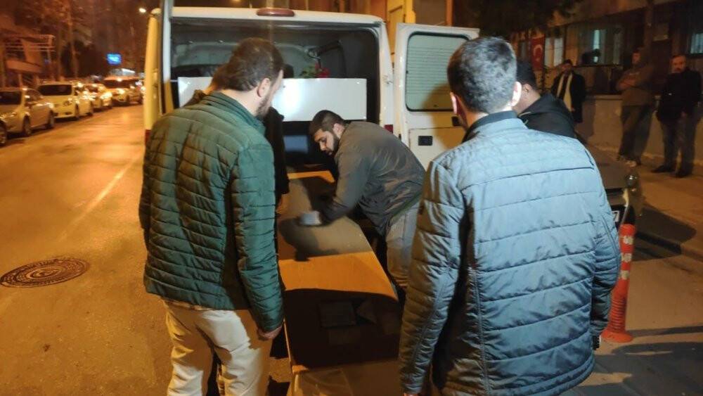 Karısını önce eşarpla boğmaya çalıştı, sonra bıçakla boğazını kesti