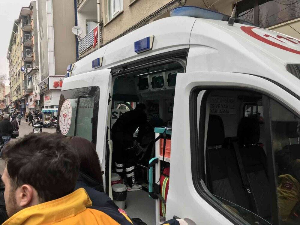 Karton toplayıcı kadını dövdürtüp o anları videoya aldı