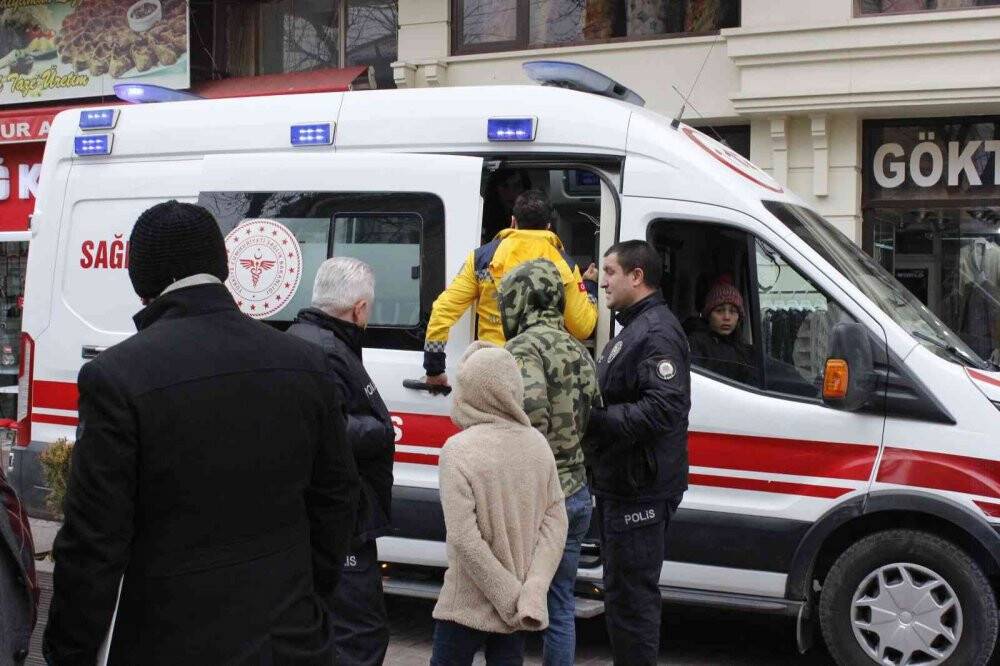 Karton toplayıcı kadını dövdürtüp o anları videoya aldı