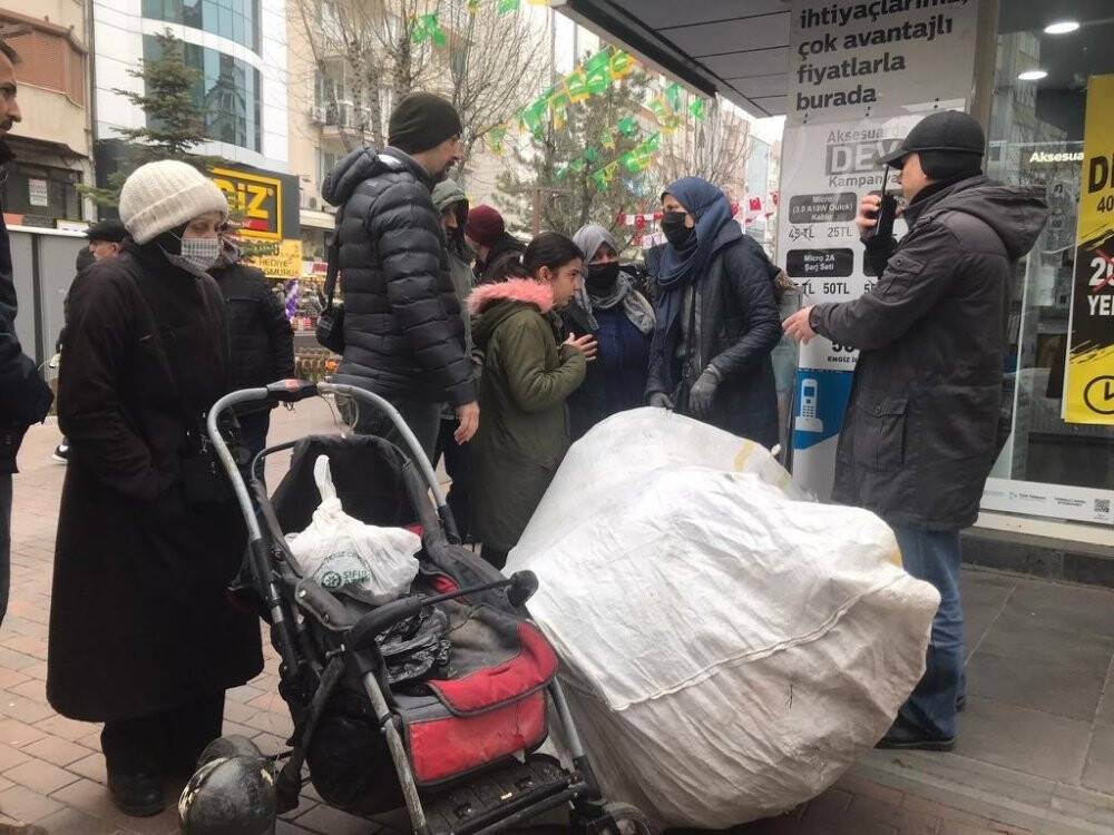 Karton toplayıcı kadını dövdürtüp o anları videoya aldı