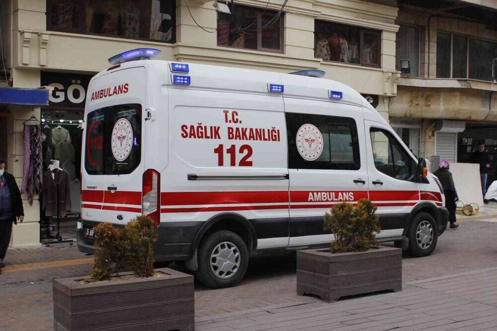 Karton toplayıcı kadını dövdürtüp o anları videoya aldı